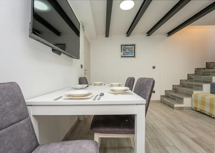 דירה Old Town Seaside House ביוגראד נה מורו